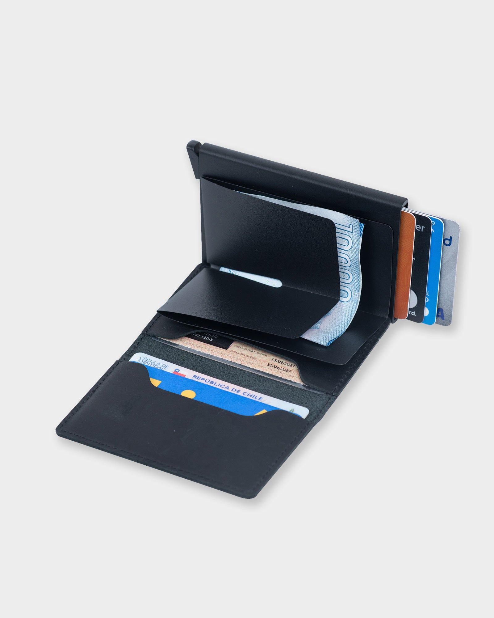 Interior tarjetero Cilibir mostrando compartimientos para tarjetas y efectivo