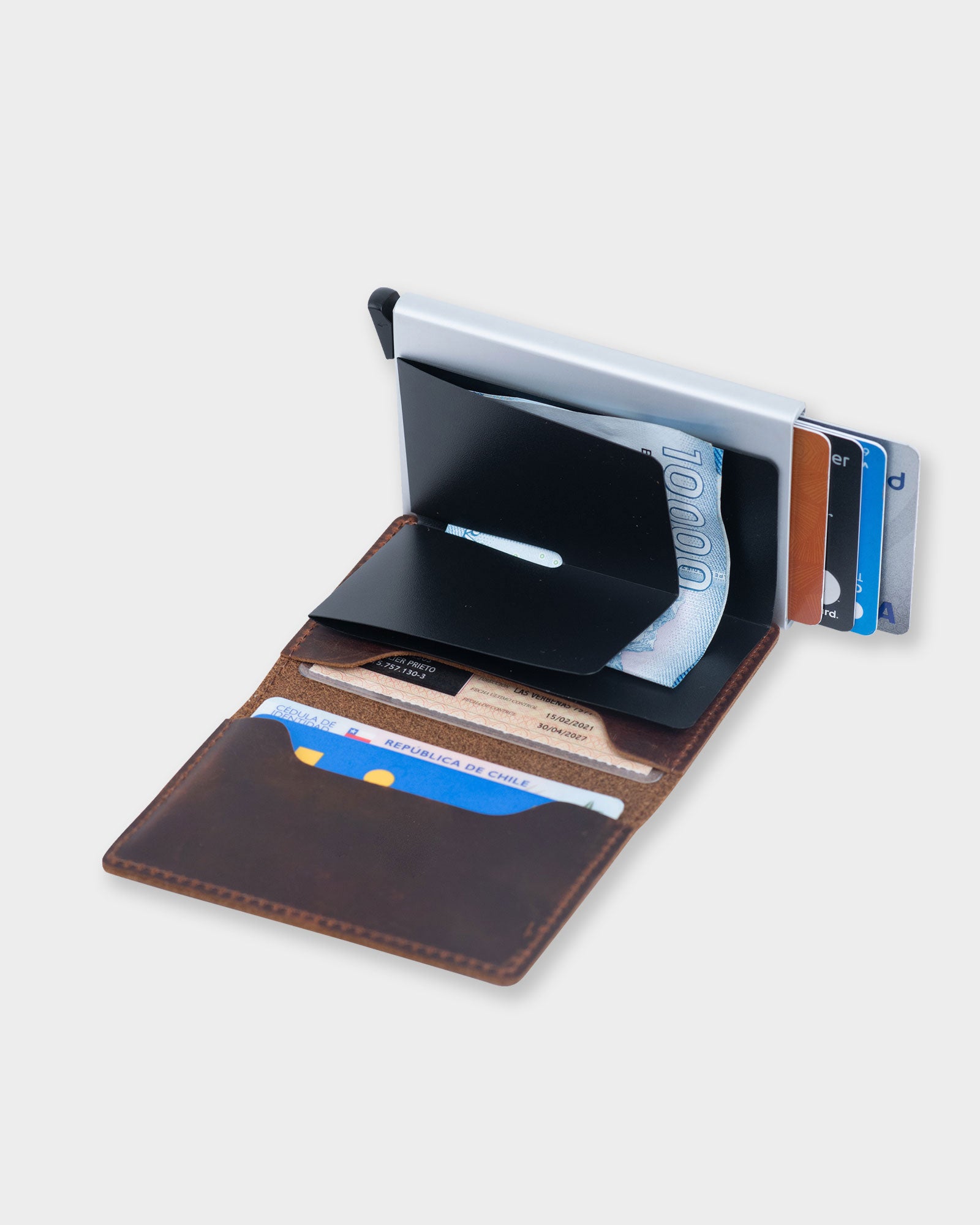Interior tarjetero Cilibir mostrando compartimientos para tarjetas y efectivo